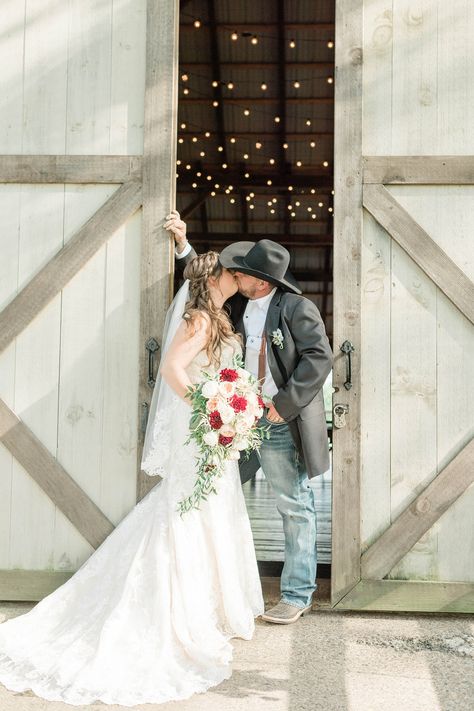 Bride And Groom Pictures Country, Rustic Wedding Party Photos, Farm Wedding Poses, Country Wedding Bride And Groom, Country Wedding Photos Bride And Groom, Wedding Photos Country, Wedding Photos For Plus Size Brides, Country Husband And Wife, Barn Wedding Pictures