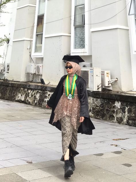 wisudah Hijab Graduation Outfit, Model Kebaya Wisuda, Modern Kebaya, Casual Hijab, Batik Fashion, Casual Hijab Outfit, Graduation Outfit, Pinterest Fashion, Hijab Outfit