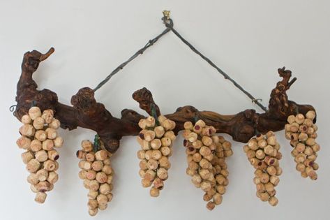 5 ideas para decorar con tapones de corcho | Revista KENA México Vase Project, Cork Crafts Christmas, Wine Cork Diy Crafts, Wine Cork Projects, Cork Crafts Diy, Wine Cork Diy, Wine Cork Art, Cork Ornaments, Cork Projects