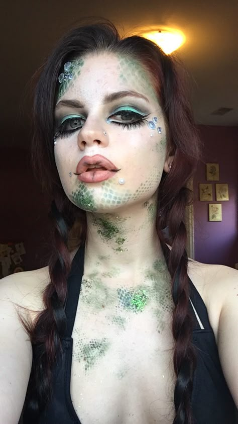 Siren Sea Monster Halloween Costume, Mermaid Skeleton Makeup, Green Siren Makeup, Spooky Mermaid Costume, Easy Siren Costume, Creepy Siren Costume, Creepy Mermaid Costume, Drowned Costume, Siren Makeup Aesthetic