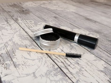 DIY Mascara Recipe That's As Good As Your Store Bought Stuff Mascara Recipe, Mascara Diy, Eyeshadow Recipe, How To Make Eyeshadow, Homemade Mascara, Diy Eyeshadow, Organic Mascara, Gel Eyeshadow, Diy Mascara