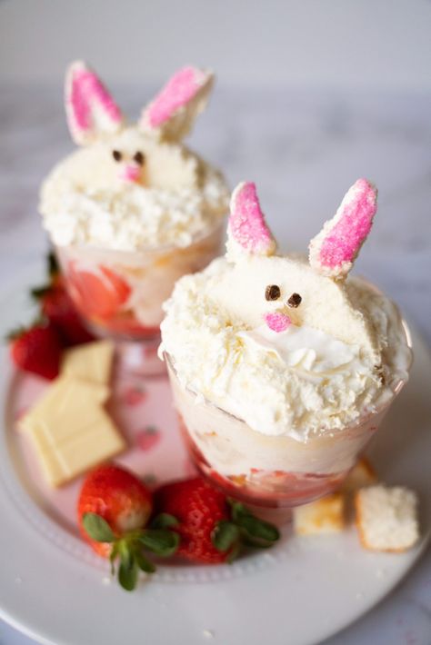 Easter Bunny Strawberry Parfait - The Produce Moms Easter Parfait, Strawberry Parfait Recipes, Strawberry Parfaits, Easter Bunny Fruit, Healthy Easter Snacks, Easter Strawberry, Bunny Strawberry, Strawberry Trifle, Strawberry Parfait