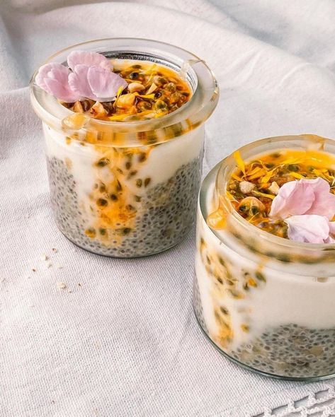 This Chia Pudding with fresh passion fruit calls for summer! Tasty vegan Summer Chia Pudding recipe for summer mornings. Sunshine Energy, Chia Pudding Recipes Healthy, Oatmeal Granola, Tropical Food, Healthy Lunch Meal Prep, Chia Pudding Recipes, Plant Based Breakfast, Healthy Sweet Treats, High Protein Low Carb