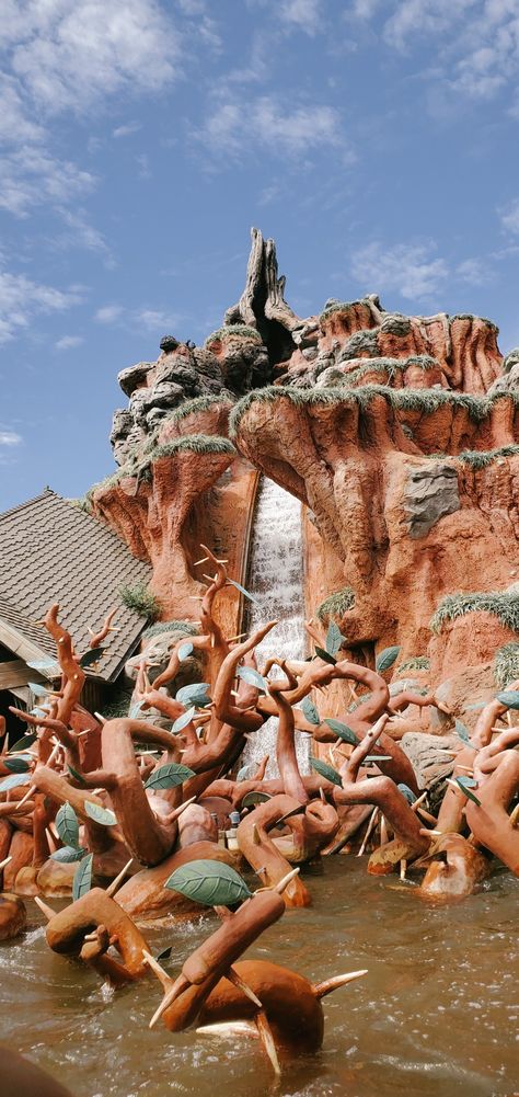 Splash Mountain Tattoo, Disney Splash Mountain, Disney Childhood, Disney World Attractions, Disney Moments, Disney World Pictures, Splash Mountain, Mountain Wallpaper, Mountain Tattoo