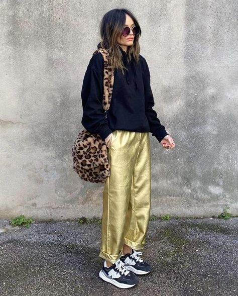 Gold Pants Street Style, Casual Metallic Outfit, Gold Pants Outfit Casual, Gold Wide Leg Pants Outfit, Mixed Metals Outfit, Gold Trousers Outfit, Gold Pants Outfit, Metallic Pants Outfit, Midi Skirt Outfit Winter