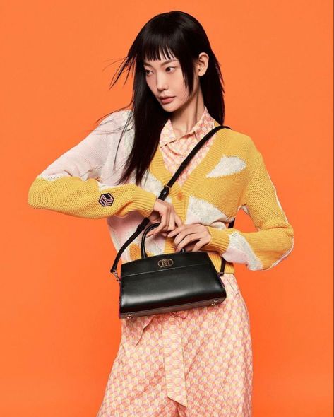 Holding Bag Pose Reference, Bag Pose Reference, Holding Bag Pose, Holding Bag Reference, Pose Mannequin, High Fashion Poses, Shoes Fashion Photography, Photography Bags, Creative Poses