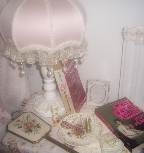 girl bedside table 🦢 coquette, coquette aesthetic, vintage americana, dollette, girly, pink Sofia Coppola Room Aesthetic, Coquette Bedside Table, Coppola Aesthetic, Coquette Board, Girly Things Aesthetic, Girl Bedside Table, Cute Rooms, Bedside Table Ideas, Light Acadamia