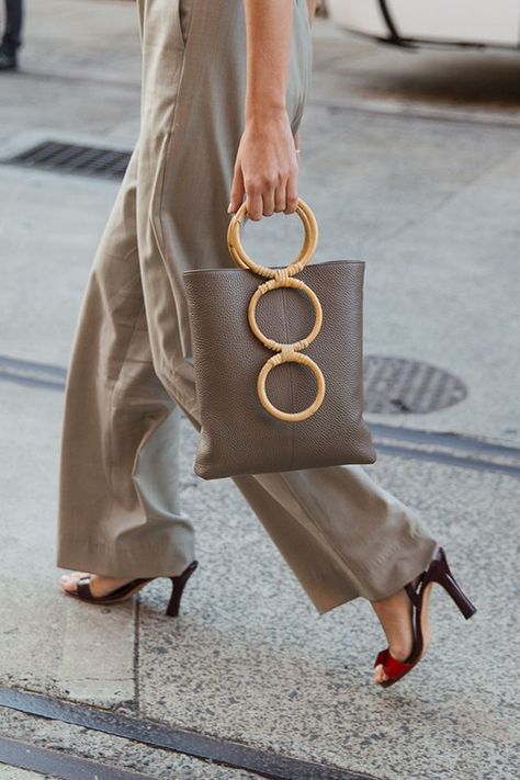 Australia Fashion Week Street Style from Sydney: A beige Carolina Santo Domingo bamboo handle bag Sydney Fashion Week, Hot Handbags, Australia Fashion, Womens Handbags, Street Style Summer, Minimal Chic, Crochet Bags, Handbags Online, Fashion Week Street Style