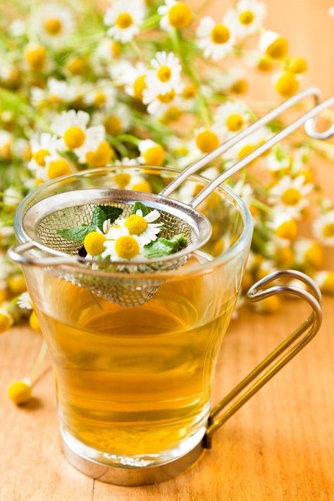 10 ways to detox without committing to a cleanse Flatbread Toppings, Herb Tea, Tea Benefits, Chamomile Tea, Healthy Diet Plans, Flower Tea, Detox Cleanse, Edible Flowers, Detox Tea