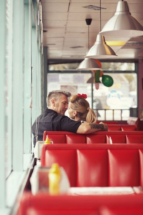 Peggy Sue's Diner Retro American Diner, 50s Photoshoot, Retro Engagement Photos, Rockabilly Wedding, Vintage Diner, Retro Cafe, Auto Retro, Retro Diner, Vintage Photoshoot