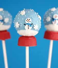 Recipe: Snow globe cake pops | .styleathome.com Snow Globe Cake, Snowman Cake Pops, Globe Cake, Christmas Cupcakes Decoration, Cookie Balls, Pop Cake, Snowman Cake, Christmas Cake Pops, Cake Pop Recipe