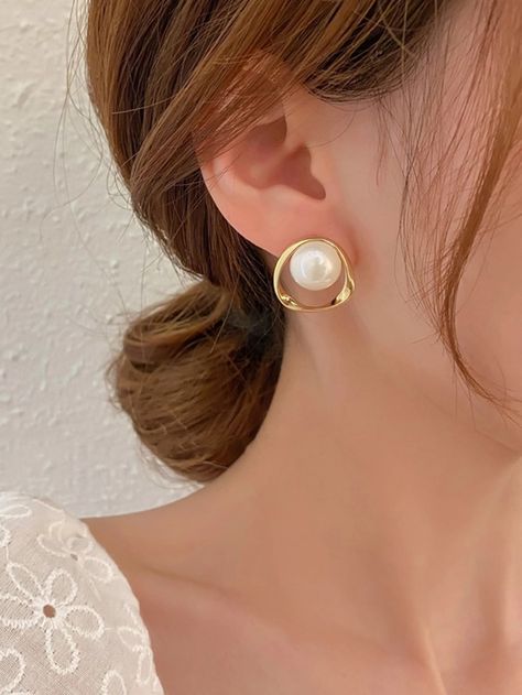 Gold Elegant   Plastic  Stud Embellished   Jewelry Estilo Madison Beer, Small Earrings Gold, Pearl Earrings Designs, Gold Earrings Models, Fancy Jewellery Designs, Pearl Decor, Retro Mode, Classy Jewelry, Fancy Jewellery