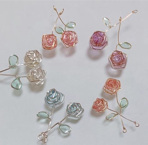 Resin Dipped Wire Flowers Diy, Copper Wire Crafts, Diy Wire Jewelry Rings, Wire Knitting, Wire Wrapping Tutorial, Resin Crafts Tutorial, Wire Wrapped Jewelry Diy, Resin Jewelry Diy, Beaded Earrings Diy