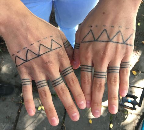 Alaskan Tattoos, Inuit Tattoos, Haida Tattoo, Symbole Tattoo, Ethnic Tattoo, Native Tattoos, Hand Stitches, Facial Tattoos, Healing Tattoo