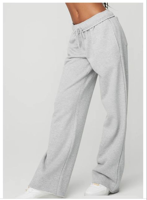 Alo Yoga Sweatpants, Sweatpants Outfit Ideas, Yoga Bottoms, Main Character Energy, Airport Outfits, Popular Clothing, Skandinavian Fashion, Sweatpants Outfit, Main Character