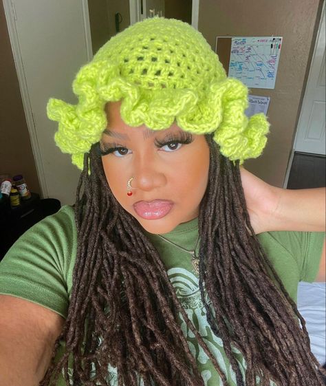 Chelly Crochet Hat, Green Crochet Ideas, Crotchet Pieces, Modest Crochet, Crochet Cookie, Ruffle Scrunchie, Crochet Wardrobe, Accessories Tutorial, 2023 Crochet