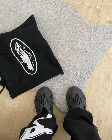 Black Foam Runners, Kanye West Style Outfits, Blue Shoes Outfit, Kanye West Style, Foam Runners, Yeezy Outfit, Foam Runner, Yeezy Foams, Gangsta Style