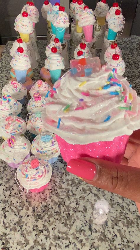 Diy Cupcake Ornament, Candyland Ornaments Diy, Candyland Christmas Diy, Diy Candy Ornaments Christmas, Candyland Christmas Decorations Diy, Diy Candyland Decorations, Candyland Tree, Candy Land Christmas Diy, Candyland Christmas Tree