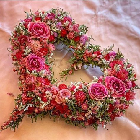 Valentines Wreath Ideas, Dekoratívne Vence, Heart Shaped Wreath, Diy Valentines Day Wreath, Diy Valentine's Day Decorations, Door Wreaths Diy, Diy Valentines Decorations, Flower Arrangements Diy, Pottery Handmade