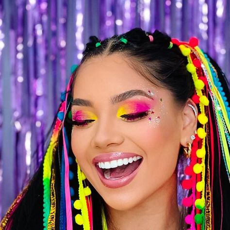 Natta Cosméticos e Acessórios on Instagram: "TEMOS TODOS OS PRODUTOS USADOS PARA MAKE E PENTEADO 🎉 - Sombra torre neon R$25,00 - Gel Glitter neon R$30,00 - Elásticos neon R$7,00 - Xuxinha Neon (FABRICAÇÃO PRÓPRIA) R$25,00 cada 💡Para adquirir siga o passo a passo aqui: Clica na bio que está disponível o link do nosso WhatsApp (82) 99428-6517 ou envia um OI aqui no direct no insta! 🛵 Entregamos em toda Maceió #penteados #fiodeseda #maceio #dicas #penteado" Colorful Halloween Makeup, Neon Looks, Looks Neon, R 25, Neon Party, Ideas Para Fiestas, Maquillaje De Ojos, Halloween Makeup, Fantasia