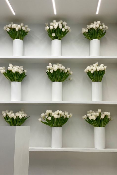 White tulips in white vases as a background for a coffee shop popup that Jacquemus created White Tulips Bouquet, White Tulip Bouquet, Runway Aesthetic, Cafe In Paris, Tulips Bouquet, Kylie Francis, Pop Up Cafe, Flower Cafe, Tulip Bouquet