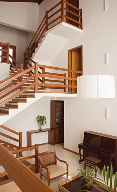 Under Stairs Shelves, Stairs Shelves, Cottage Staircase, Living Room Stairs, Modern Staircase Design, Simple Furniture Design, Staircase Design Ideas, Stair Shelves, Modern Stair Railing