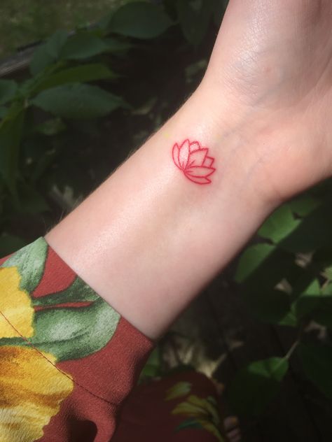 Lotus red small tattoo Red Lotus Tattoo, Small Lotus Tattoo, Tato Paha, Tato Dengan Makna, Tattoo Thigh, Tattoo Trend, Polynesian Tattoos, Red Lotus, Muster Tattoos