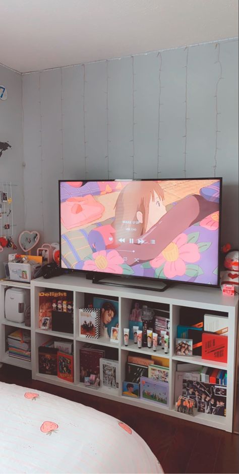 Room Ideas Aesthetic Anime And Kpop, Kpop Apartment Aesthetic, Bedroom Kpop Aesthetic, Anime And Kpop Room Ideas, Kpop Living Room, Kpop Aesthetic Room Ideas, Album Collection Kpop, Tv In Room Aesthetic, Anime Kpop Room