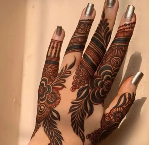 Mehndi Designs Back Hand, द��ुल्हन मेहंदी डिजाइन, Mehndi Designs Back, Mehndi Design Bridal, Finger Mehendi, Finger Mehendi Designs, Short Mehndi, Short Mehndi Design, Front Mehndi