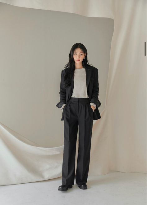 Common Unique Outfits Korea, Korean Suits Women, Tomboy Fashion Formal, Tomboy Style Outfits Feminine, Tomboy Formal Outfits, Korean College Outfits, Minimal Chic Summer, Boyish Outfits, Online Stock Trading