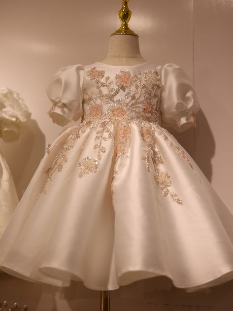 Search:J085 https://www.jillwish.com/collections/daily-style/products/jill-wish-luxury-off-white-flower-girl-dresses-dubai-beading-sequined-princess-gown-for-kids-wedding-birthday-party-pageant-j085-1 White Gown For Kids Girl, Baby Girl Wedding Outfit, Princess Gown For Kids, Kids Wedding Dresses, Gown For Kids, White Frock, White Flower Girl Dress, Wedding Frocks, Frocks For Kids