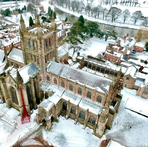 English Cathedrals, Hereford Cathedral, English Castles, Hereford, Beautiful Castles, Gothic Architecture, Place Of Worship, City House, Canterbury