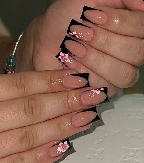 Black French Tip With Flowers Nails, Old School Flower Nail Design, Short Nails Designs Black, Short Black Nails French Tip, Black Square Short Nails, Short Nail Designs Black French Tips, San Judas Nails Short, Black Nails Flower Design, Nail Ideas French Tip Square