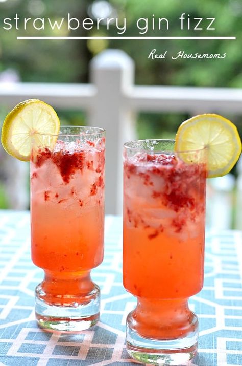 Fun Summer Cocktails, Fourth Of July Recipes, Strawberry Gin, Strawberry Cocktails, Best Summer Cocktails, July Recipes, Gin Drinks, Fourth Of July Food, Gin Fizz