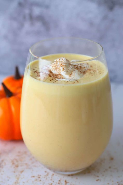 Super quick and delicious keto pumpkin smoothie made with real pumpkin and all the pumpkin spice flavors. #keto #pumpkin #smoothie #recipe Keto Pumpkin Smoothie Recipes, Keto Pumpkin Shake, Low Carb Pumpkin Smoothie, Keto Pumpkin Smoothie, Keto Pumpkin Latte, Pumpkin Recipes Keto, Pumpkin Milkshake, Pumpkin Shake, Pumpkin Smoothie Recipe