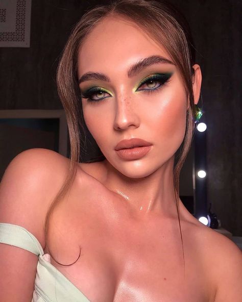 Lime Green Dress Makeup, Makeup To Go With Green Dress, Emerald Green Prom Makeup, Emerald Green Makeup, Green Dress Makeup, Smokey Eyeshadow Looks, Green Eyeshadow Look, Lime Green Dress, Tanned Makeup