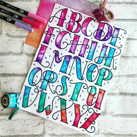 Font Alphabet Aesthetic, Carteles Ideas, Hand Lettering Alphabet Fonts, Learn Hand Lettering, Bullet Journal Font, Journal Fonts, Alfabet Letters, Doodle Fonts, Hand Lettering Art