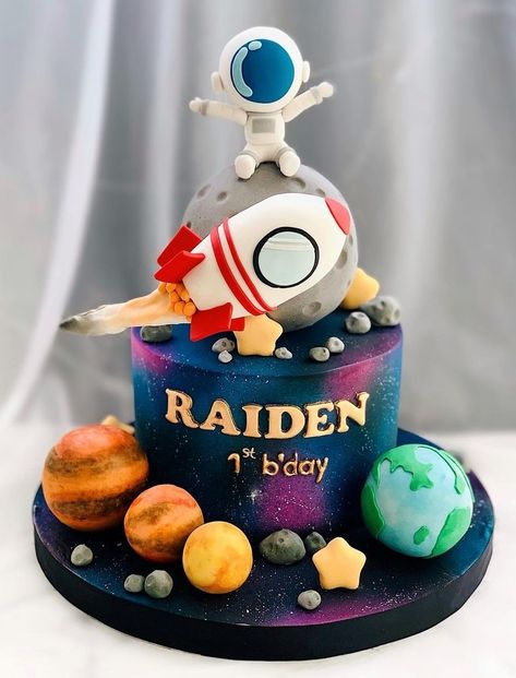 Galaxy Cake First Birthday, Space Cakes Kids Boy Birthday, Astronaut Theme Cake, Space Themed Cake, Solar System Cake, Planet Cake, Birthday Cake Cake, Galaxy Cake, Boys First Birthday Party Ideas