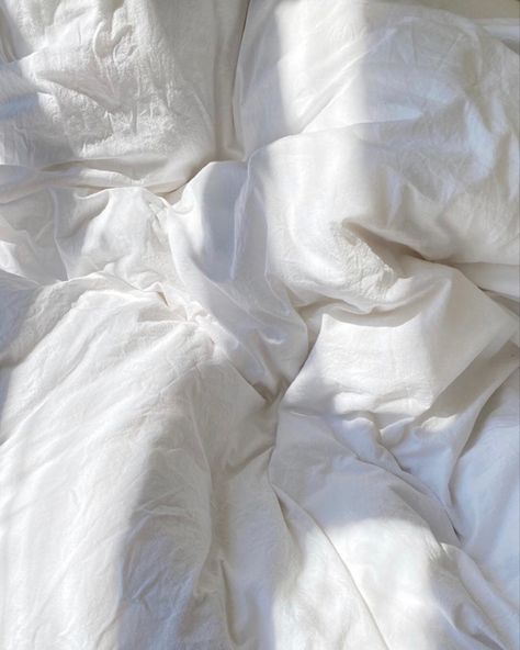 White Sheets Aesthetic, Cozy White Bed, Incandescently Happy, Morning Mood, Sweet Life, Room Aesthetic, White Aesthetic, Instagram Inspiration, White Walls