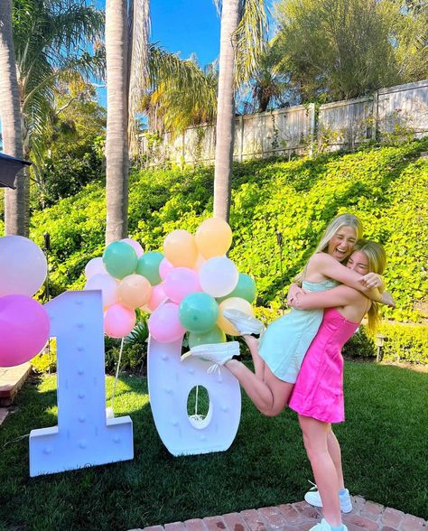 Preppy Birthday Pool Party Ideas, Sweet 16 Pool Party Ideas, Sweet 16 Pool Parties, Sweet Sixteen Birthday Party Ideas, Girly Birthday Party, Crazy Best Friends, Cute Birthday Pictures, Bday Party Theme, Perfect Birthday Party