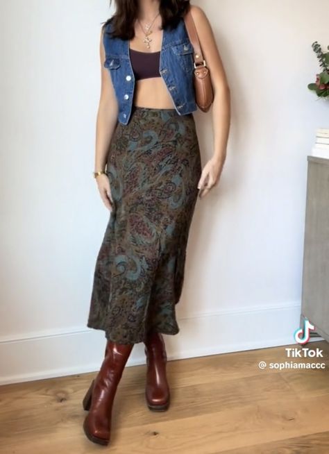 Hip Professional Outfits, Summer Outfit Trousers, Retro Thrift Outfits, Alt Cottage Core Outfits, Folk Indie Concert Outfit, Alternative Indie Concert Outfit, Boho City Style, Colorful Long Skirt Outfit, Fall Layered Outfits Women