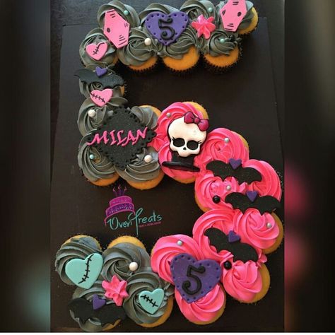 Monster High Cupcake Cake, Monster High Birthday Ideas, Monster High Sweet 16 Party, Monster High Birthday Party Ideas, Monster High Party Ideas, Monster High Food, Monster High Cupcakes, Mimi Birthday, Monster High Cake