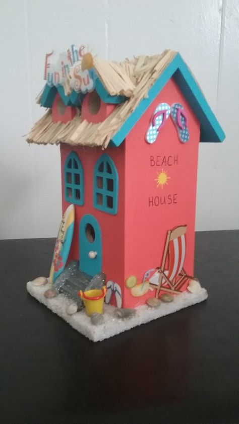 Beach Bird Houses Painted, Beach Birdhouse Ideas, Beach House Birdhouse, Beach Theme Birdhouse, Beachy Birdhouses, Decorated Bird Houses, Beach Birdhouse, Birdhouse Painting Ideas, Birdhouse Ideas