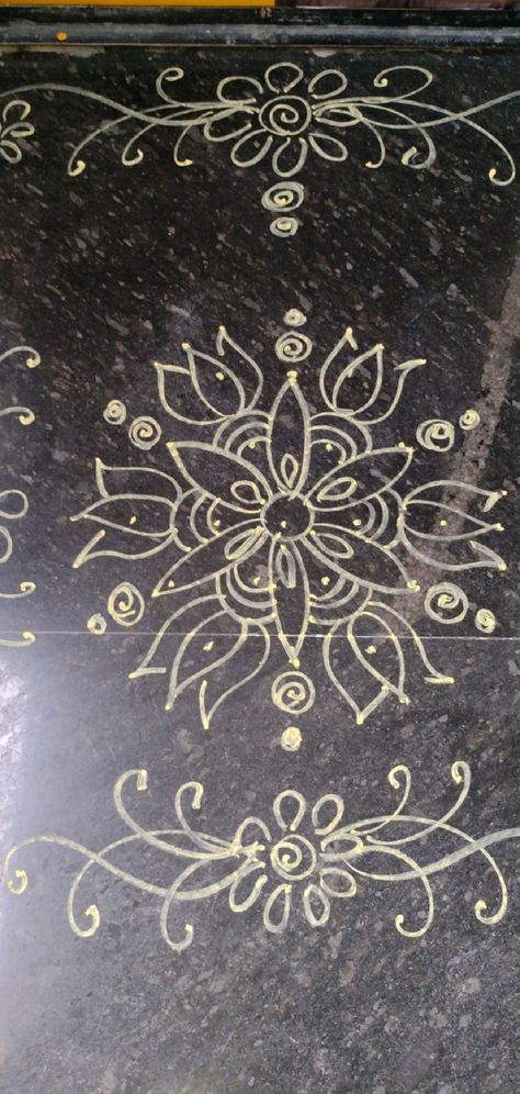 Rangoli Chalk Design, Chalk Rangoli, Chalk Design, Simple Rangoli Designs Images, Rangoli Border, Muggulu Design, Rangoli Borders, Rangoli Border Designs, Rangoli Designs Images