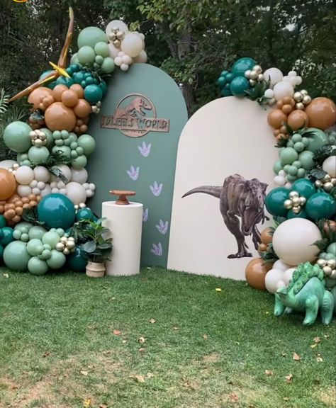 Balloon Arch Dinosaur, Dinosaur Balloon Backdrop, Dino Centerpiece Party Ideas, Jurassic World Balloon Garland, Dino Balloon Garland, 3 Rex Birthday Backdrop, Three Rex Backdrop, Dinosaur Backdrop Ideas, Jurassic Park Balloon Garland