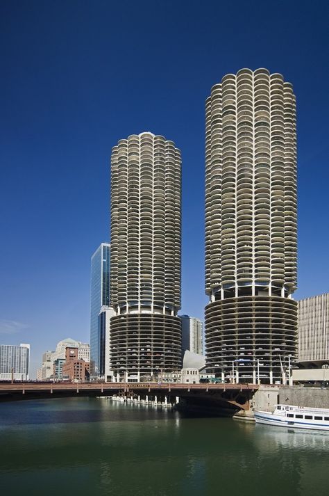 Tour 10 Homes That Changed America - PBS | Architectural Digest Bertrand Goldberg, Marina City, Sears Tower, Brutalist Buildings, Best Architecture, Chicago River, Chicago Photos, Famous Architects, Chicago City