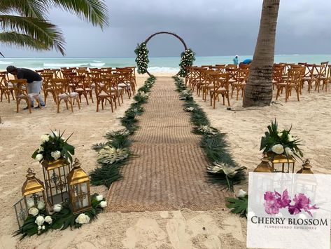 Weddings At The Beach, Arch Background, Beach Wedding Aisles, Wedding Alters, Wedding Isles, Ceremony Aisle, Beach Things, Beach Luxury, Aisle Flowers