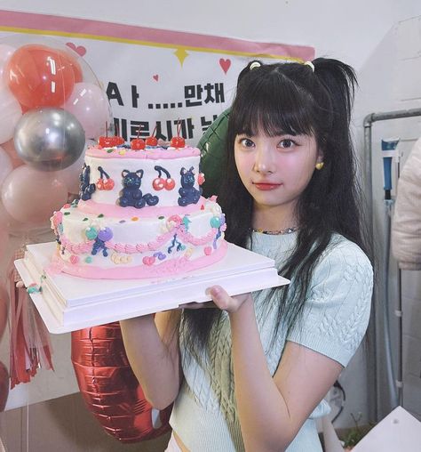 Lesserafim Icons, Happy Birthday Icons, Eunchae Lesserafim, Cake Icon, Eunchae Icon, Birthday Icon, Pretty Birthday Cakes, February 19, Birthday Poster