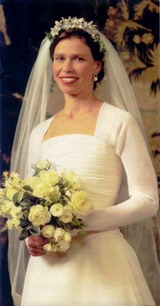 The Royal Order of Sartorial Splendor: Flashback Friday: Lady Sarah Chatto's Wedding Dress Prinses Margaret, Lady Sarah Armstrong Jones, Sarah Chatto, Sarah Armstrong, Royal Hairstyles, Princesa Margaret, Lady Sarah Chatto, Royal Wedding Gowns, Floral Tiara