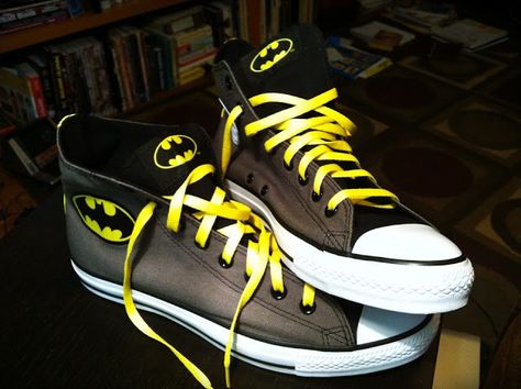 Batman+Chucks = best thing ever!  I need these in my life! Batman Accessories, Batman Converse, Batman Things, Batman Shoes, Nude Outfit, Batman Wedding, White Fir, Batman Outfits, Batman Stuff